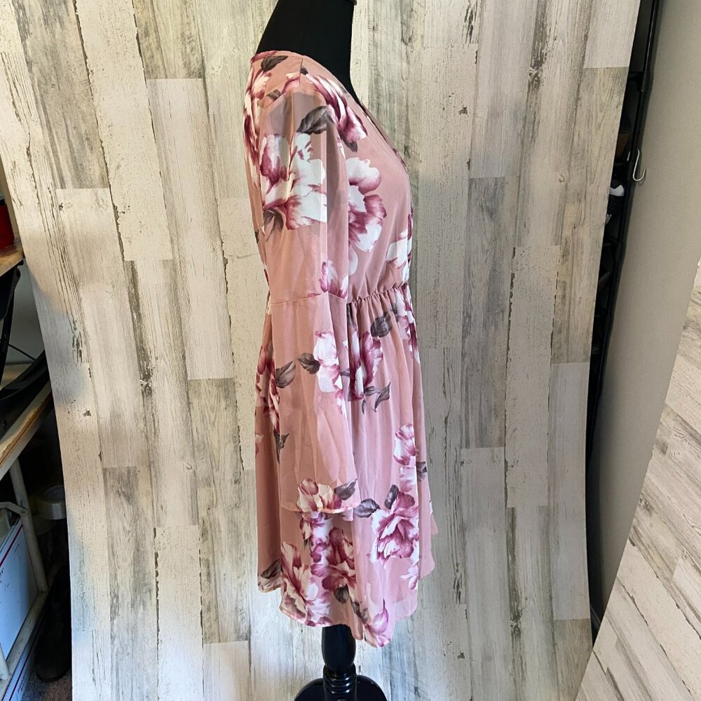 CLEARANCE! NWT Pink Blush Maternity Size Medium Floral Print Dress Chiffon - Picture 3 of 8